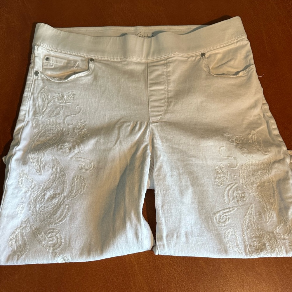 Gloria Vanderbilt all around slimming effect white capris, 10, EUC
